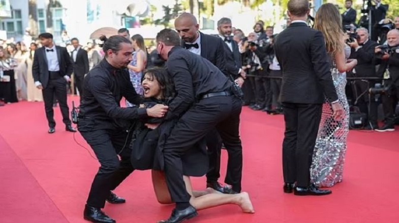 The young woman protested naked on the red carpet-DailyProbash.com